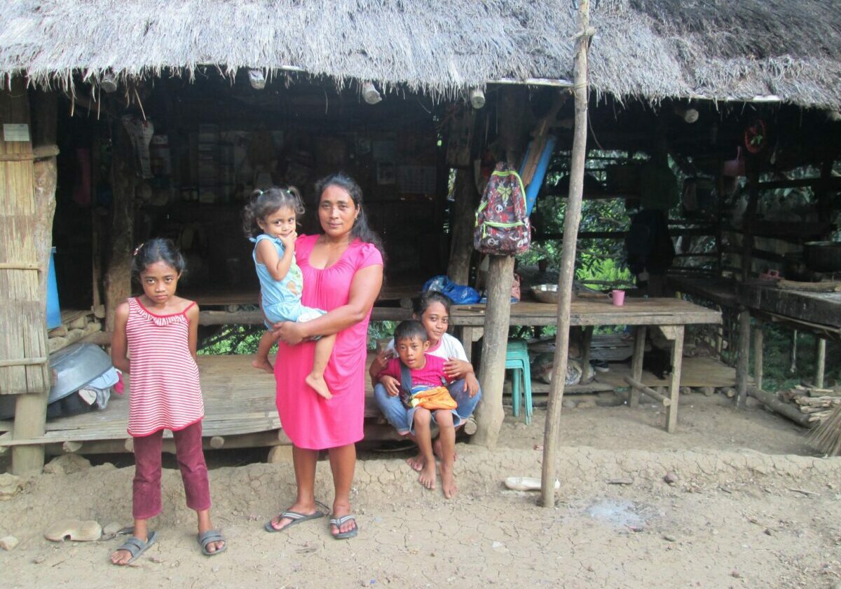 Criselda-and-her-children-in-their-house-5