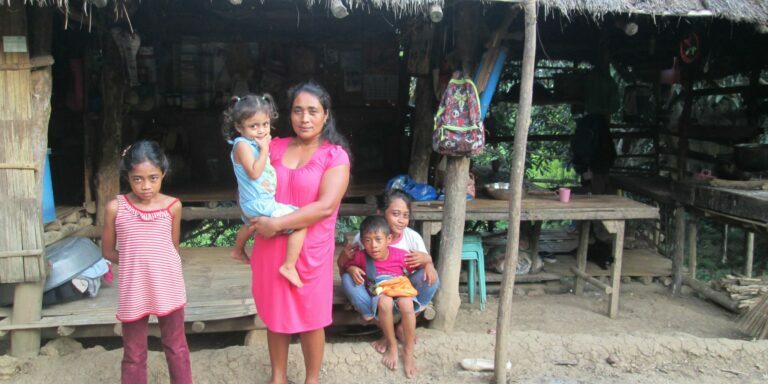 Criselda-and-her-children-in-their-house-5