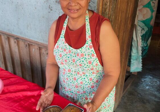 Erlinda-with-the-banana-cakes-she-cooked-1