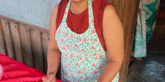 Erlinda-with-the-banana-cakes-she-cooked-1