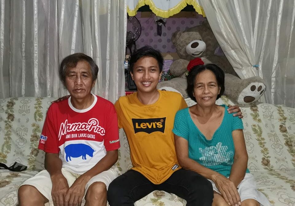 Jason-with-his-father-and-mother_03