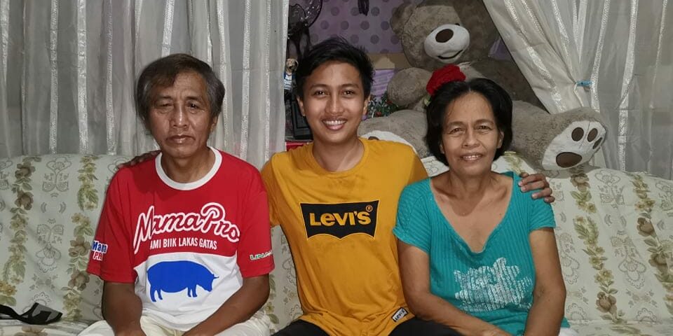 Jason-with-his-father-and-mother_03