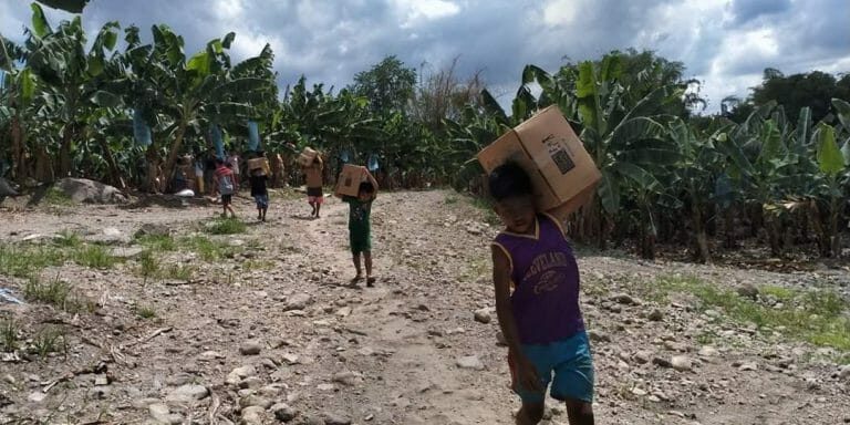 KOR_carrying-Mannapacks