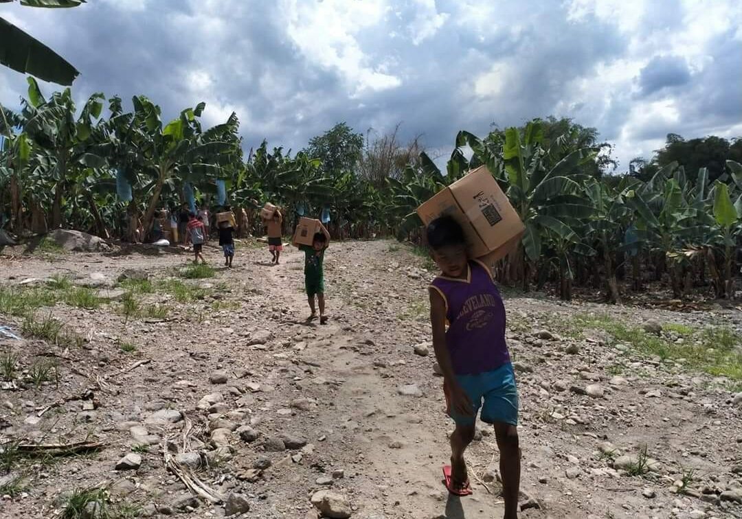 KOR_carrying-Mannapacks