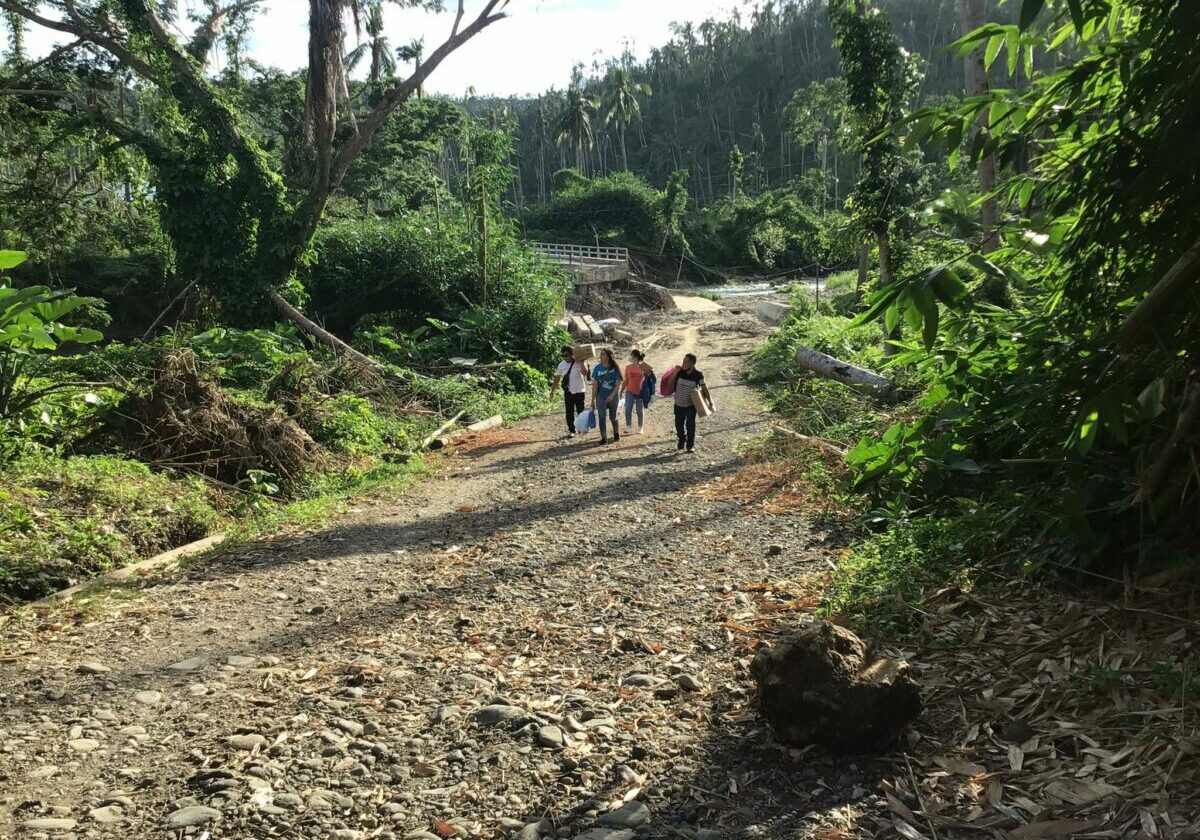 Trainers-walking-to-reach-the-community-in-Brgy.-Dao-Bontoc-Southern-Leyte_1-1