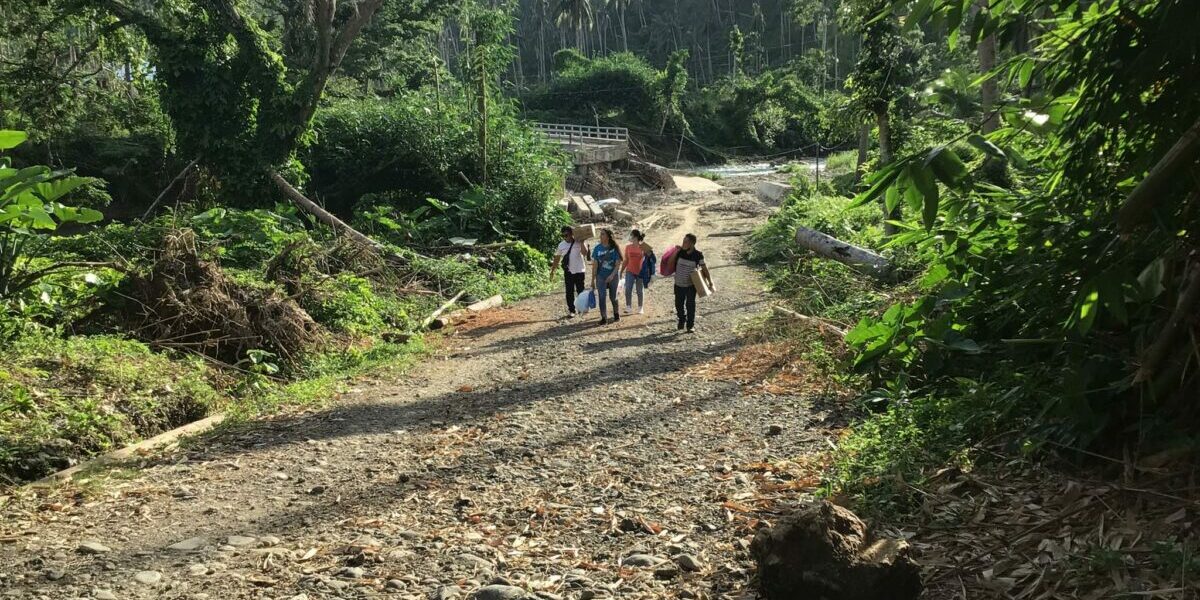 Trainers-walking-to-reach-the-community-in-Brgy.-Dao-Bontoc-Southern-Leyte_1-1